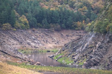 Lugo Galiçya 'daki Ribeira Sacra de Portomarin' deki Minho nehir havzası.