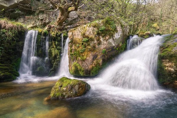 Agua Cae Sobre Una Represa Musgosa Bloques Piedra Caliza Pequeño — Foto de Stock