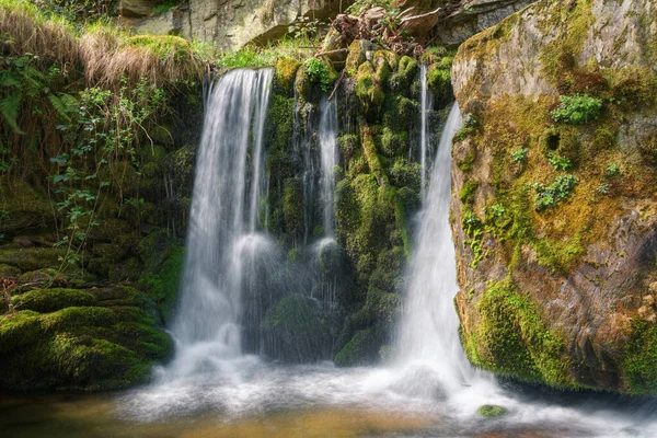 Small Waterfall Mossy Wall Limestone Gorge Courel Mountains Unesco Geopark — Stock fotografie