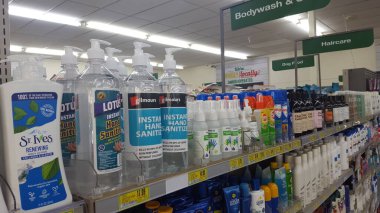 Mağazada bir sürü farklı ürün var.