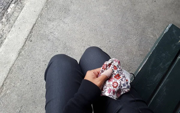 Young Woman Sitting Bench — Stock Photo, Image