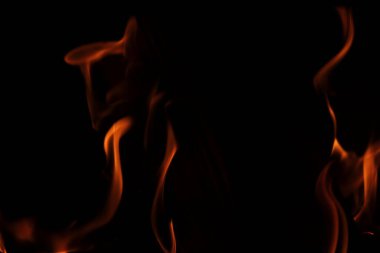 Siyah arkaplanda yangın alevi