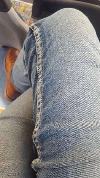 Bir kadının bacaklarını kapat.