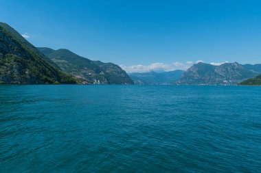 2022, ISEO Gölü, İtalya - Bergamo ve Brescia eyaletleri arasında yer almaktadır. Göl, dağlarla çevrili ve ortasında ünlü Monte Isola olan güzel bir manzaraya sahiptir..