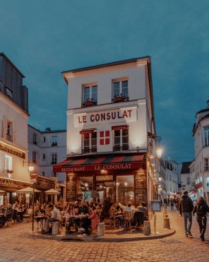 Montmartre 'de bulunan Le Consulat Cafe, gün doğumunda görüldüğü gibi.