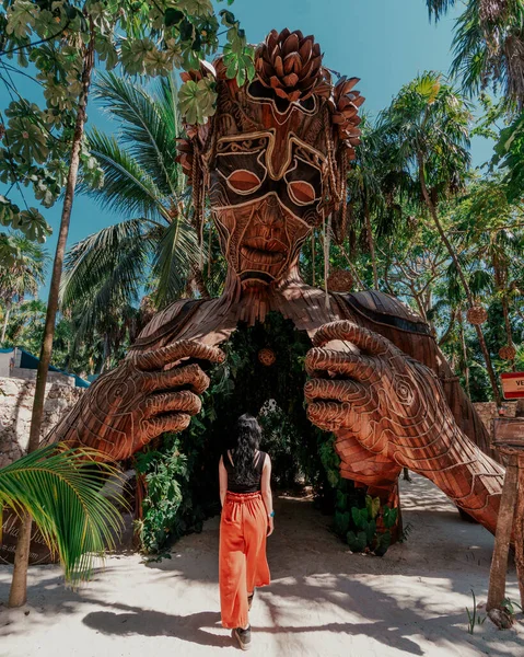Meksika, Tulum - Ocak 2020 Tulum giymiş bir kadının ahşap heykeli