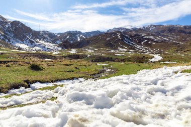 Dağların arka planında, dağlarda otlayan koyunlar ve kar. Fas atlas dağlarında, tichka