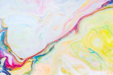 Sıvı yüzeyde çok renkli çizgiler ve noktalar. Sıvı sanat tekniğiyle yapılan soyut bir arka plan. Renkli bir zemin. Akışkan sanat