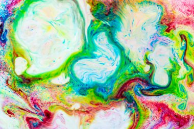 Sıvı yüzeyde çok renkli çizgiler ve noktalar. Sıvı sanat tekniğiyle yapılan soyut bir arka plan. Renkli bir zemin. Akışkan sanat