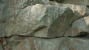Kırık granit taş yüzeyi. Güneşteki granit kaya. Ekolojik kavram