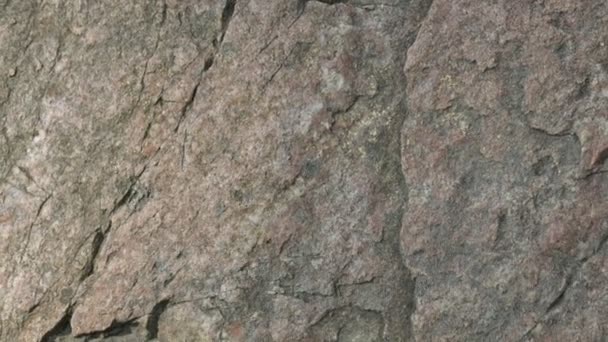 Тріснута Поверхня Гранітного Каменю Гранітна Скеля Сонці Екологічна Концепція — стокове відео