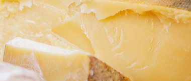 Masada sert keçi peyniri var. Peynir festivali sırasında tezgahın üzerinde birçok çeşit zanaat peyniri vardır. Süt ürünleri satış kavramı