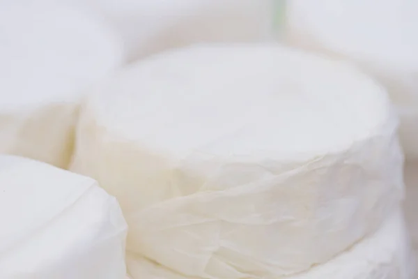 Camembert Pultnál Egy Kosár Lágy Sajt Farmer Camembert Sajt Piacon — Stock Fotó