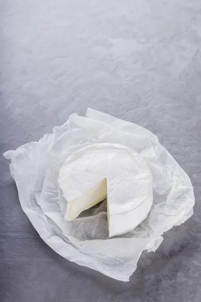 Camembert Fundo Cimento Cinza Queijo Macio Com Mofo Branco Pergaminho — Fotografia de Stock