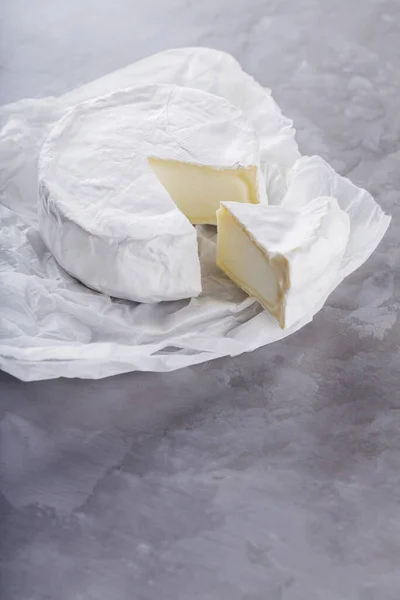 Camembert Fundo Cimento Cinza Queijo Macio Com Mofo Branco Pergaminho — Fotografia de Stock