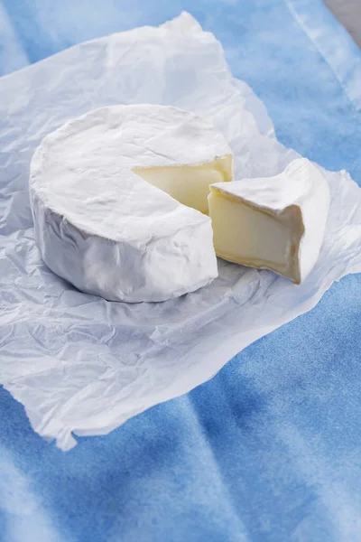 Camembert Cheese Blue Napkin White Cheese Cement Surface Copy Space — Stock Photo, Image