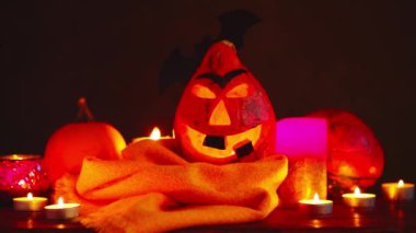 Karanlık bir arka planda yanan mumları olan Cadılar Bayramı balkabağı. Fenerli korkunç balkabağı Jack O Lantern. Cadılar Bayramı süslemeleri