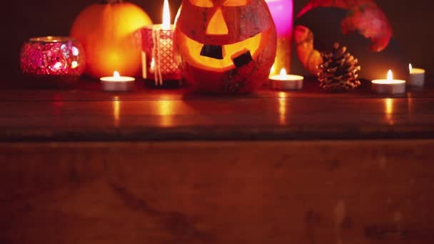 Calabaza Halloween Con Velas Encendidas Sobre Fondo Oscuro Calabaza Asustadiza — Vídeos de Stock
