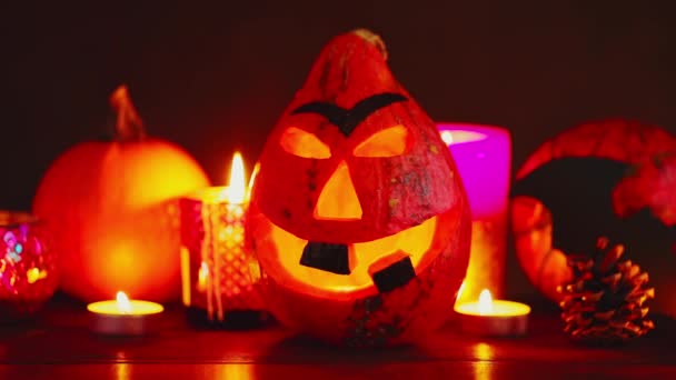 Calabaza Halloween Con Velas Encendidas Sobre Fondo Oscuro Calabaza Asustadiza — Vídeo de stock