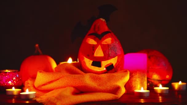 Zucca Halloween Con Candele Accese Uno Sfondo Scuro Spaventosa Zucca — Video Stock