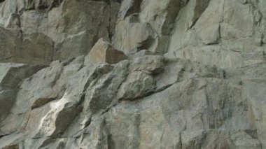 Taş ocağında maden graniti. Kırık granit taşlar. Çatlaklı sert kayalara yakın çekim
