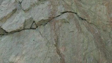 Taş ocağında maden graniti. Kırık granit taşlar. Çatlaklı sert kayalara yakın çekim