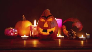 Cadılar Bayramı balkabağı kafalı balkabağı feneri koyu arkaplanda yanan mumlar. Fenerli korkunç balkabağı Jack O Lantern. Cadılar Bayramı süslemeleri