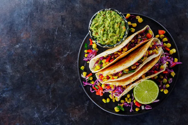 Tacos Vegetarianos Com Milho Doce Repolho Roxo Tomates Uma Placa — Fotografia de Stock