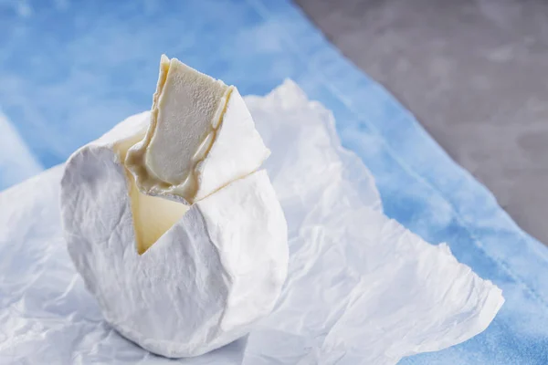 Queijo Camembert Guardanapo Azul Queijo Branco Superfície Cimento Espaço Cópia — Fotografia de Stock