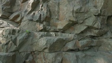 Granit kayalıklarda hareket var. Açık havada granit taşın dokusu. Çatlak doğal taş.