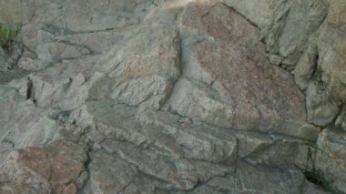 Granit kayalıklarda hareket var. Açık havada granit taşın dokusu. Çatlak doğal taş.