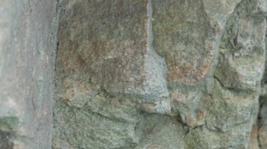 Granit kayalıklarda hareket var. Açık havada granit taşın dokusu. Çatlak doğal taş.