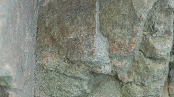沿着花岗岩岩石移动 花岗岩石的质地在室外 天然石料 有裂缝 — 图库视频影像
