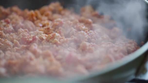 프라이팬에서 고기를 튀기고 클로즈업하고 고기를 집에서 요리한다 팬에서 증기를 멕시코 — 비디오