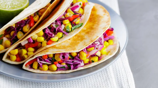 Vegane Tacos Mit Mais Lila Kohl Und Tomaten Auf Einem — Stockfoto
