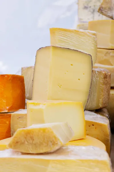 硬山羊奶酪在桌子上 在奶酪节期间 柜台上摆放着许多种类的手工奶酪 乳制品销售概念 — 图库照片