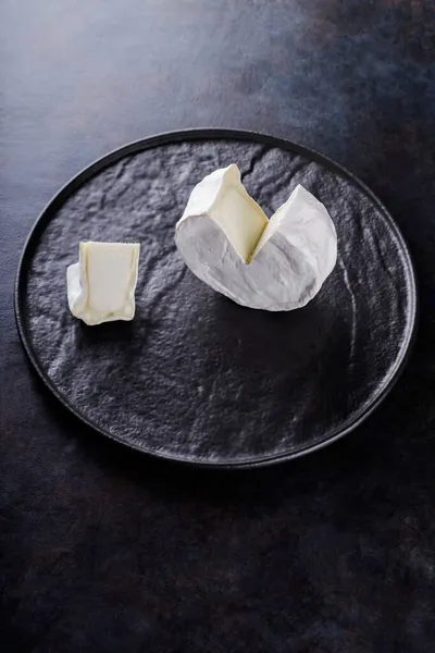 Camembert Sobre Fundo Escuro Queijo Macio Com Molde Branco Uma — Fotografia de Stock