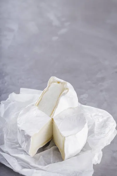 Gri Çimento Arka Planda Camembert Peyniri Kağıt Üzerinde Beyaz Küflü — Stok fotoğraf