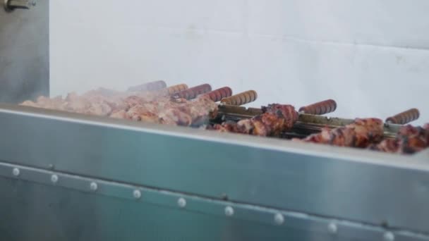 串焼きに肉バーベキュー 自動回転串 串に刺さった肉 祭りでストリートフード — ストック動画