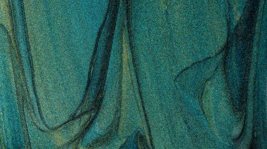 Tırnak cilası dokusu. Sıvı tırnak cilasının güzel turkuaz lekeleri. Moda ve güzellik endüstrisi kavramı. Yakın plan.