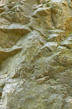 Patlamadan sonra dağdaki kayaların tahrip edilmesi. Granit kayalardaki çatlaklar insan aktivitesinden kaynaklanıyor. Çevresel sorunlar kavramı