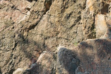 Patlamadan sonra dağdaki kayaların tahrip edilmesi. Granit kayalardaki çatlaklar insan aktivitesinden kaynaklanıyor. Çevresel sorunlar kavramı