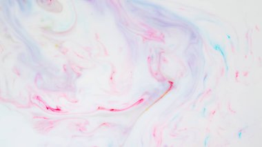 Akışkan sanat çok renkli arka plan. Sıvı üzerinde soyut lekeler olan modaya uygun pembe arka plan. Sıvı bir yüzeyde boya karıştırmak