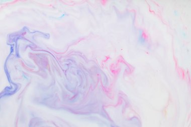 Akışkan sanat çok renkli arka plan. Sıvı üzerinde soyut lekeler olan modaya uygun pembe arka plan. Sıvı bir yüzeyde boya karıştırmak