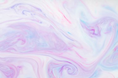 Akışkan sanat çok renkli arka plan. Sıvı üzerinde soyut lekeler olan modaya uygun pembe arka plan. Sıvı bir yüzeyde boya karıştırmak