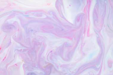 Akışkan sanat çok renkli arka plan. Sıvı üzerinde soyut lekeler olan modaya uygun pembe arka plan. Sıvı bir yüzeyde boya karıştırmak