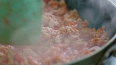 Meksika dürümü yapmak için kıyma pişirme işlemi. Kızartma ve kıyma yapma. Silikon spatulayla haşlanmış tavuk. Meksika mutfağı