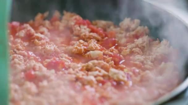 制作墨西哥玉米片用的切碎肉的过程 烤和搅拌肉馅 用硅胶喷头搅拌切碎的鸡肉 墨西哥菜 — 图库视频影像