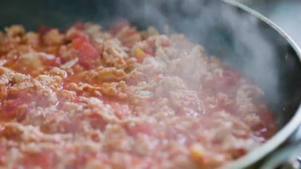 Hackfleisch Einer Pfanne Braten Hackfleisch Mit Tomaten Hause Kochen Nahaufnahme — Stockvideo