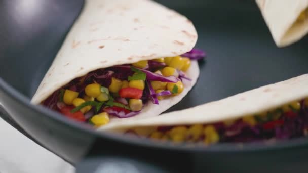 Koken Veganistische Taco Vrouwelijke Handen Die Veganistische Taco Pan Gooien — Stockvideo